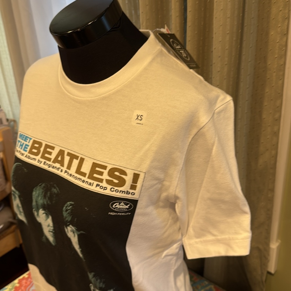 🆕 Uniqlo Beatles/ Capitol Records Graphic Tee NWT - Picture 3 of 11